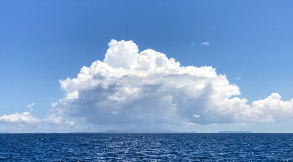 ボートから眺めた夏の海と雲