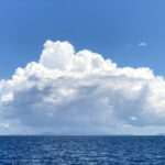 ボートから眺めた夏の海と雲