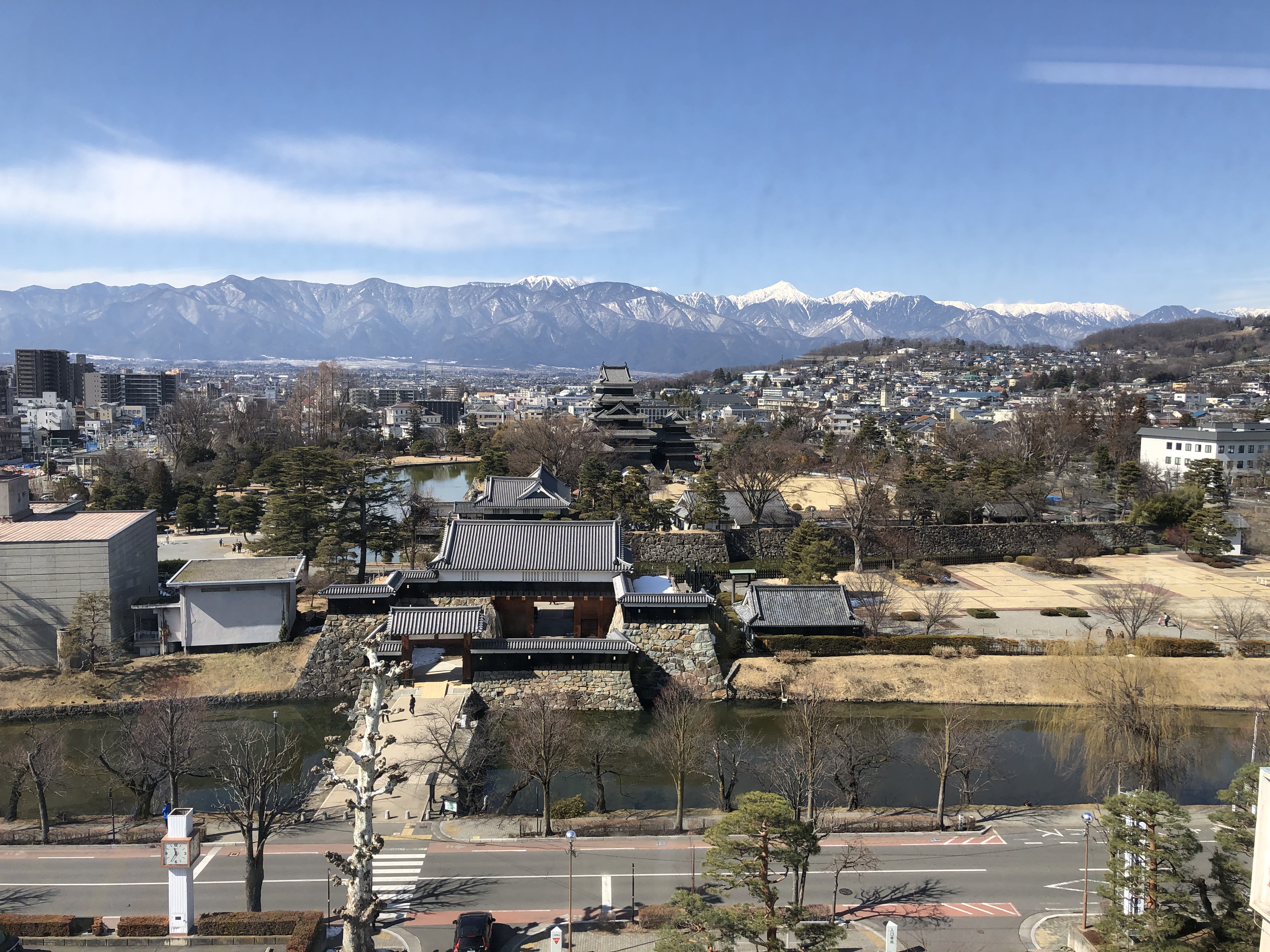松本城とアルプス山脈